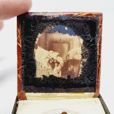 ANTIQUE ALLIGATOR COMPACT W/ UNIQUE PIC