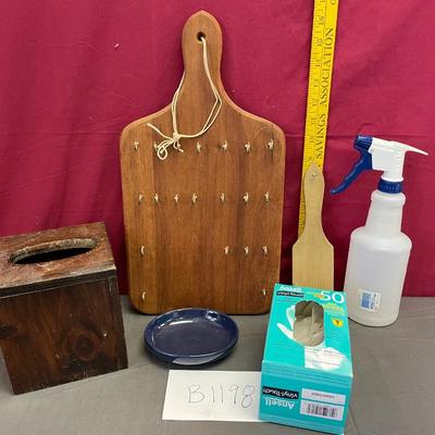 Tissue box/spray bottle assortment