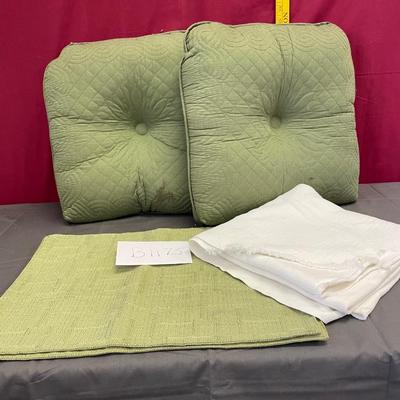 Seat cushions/2 placemats