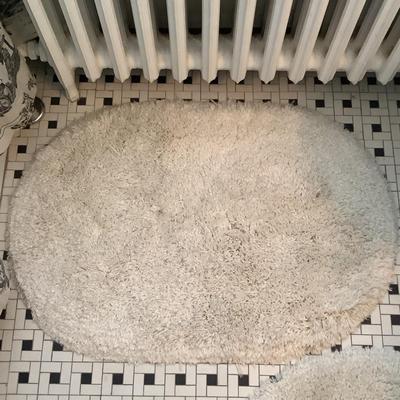 F1204 Lot of Towels / Bath Mats/ and Aluminum Stand