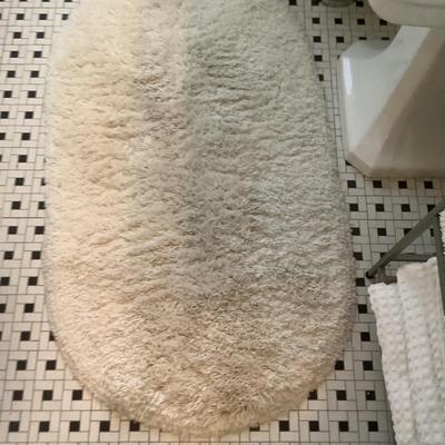 F1204 Lot of Towels / Bath Mats/ and Aluminum Stand