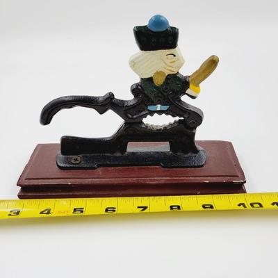 VINTAGE CAST IRON SOLDIER NUT CRACKER