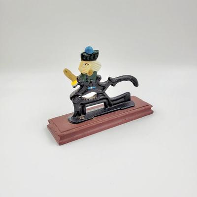 VINTAGE CAST IRON SOLDIER NUT CRACKER