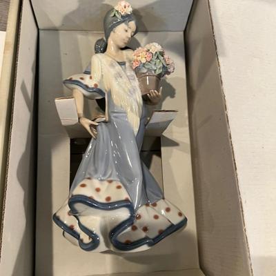 1988 Lladro Flor Maria #5490 Retired 2007 ~ Girl With Flowers