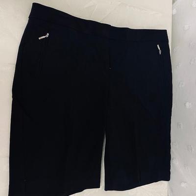 IZOD - WOMENâ€™S SHORTS - SIZE 16