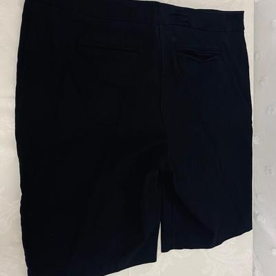 IZOD - WOMENâ€™S SHORTS - SIZE 16