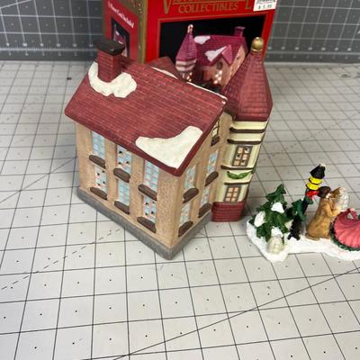 Victorian Village Collectibles House with Christmas Carolers  
