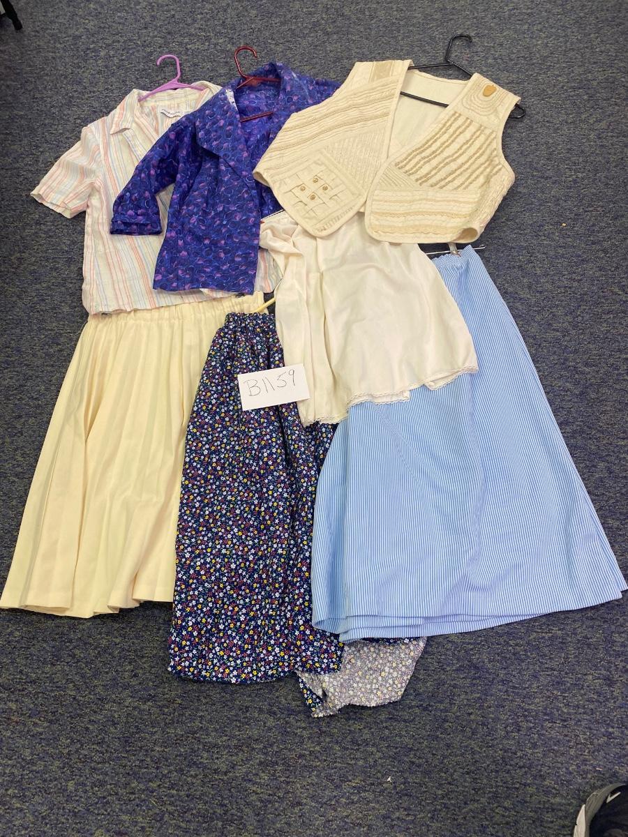 7 pc Ladies Clothing Lot | EstateSales.org