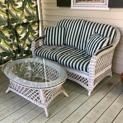 O1232 Wicker Outdoor Patio Love Seat with Glass Top Table