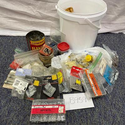 Wood screws/hex nut case assortment