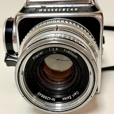 LOT 120   VINTAGE HASSELBLAD 500C SWEDEN MEDIUM FORMAT CAMERA CARL ZEISS LENS "AS IS"