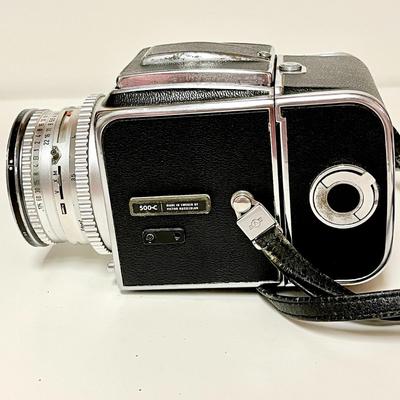 LOT 120   VINTAGE HASSELBLAD 500C SWEDEN MEDIUM FORMAT CAMERA CARL ZEISS LENS "AS IS"