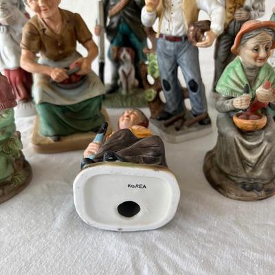 Elderly Women and Men Figurines (LR-JM)