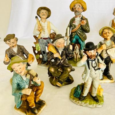 Elderly Women and Men Figurines (LR-JM)