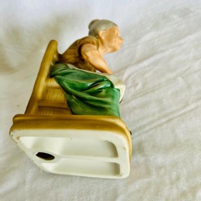 Elderly Women and Men Figurines (LR-JM)