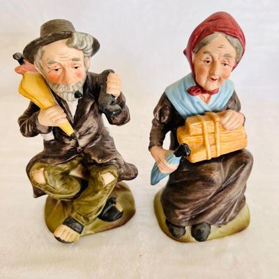Elderly Women and Men Figurines (LR-JM)