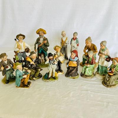 Elderly Women and Men Figurines (LR-JM)