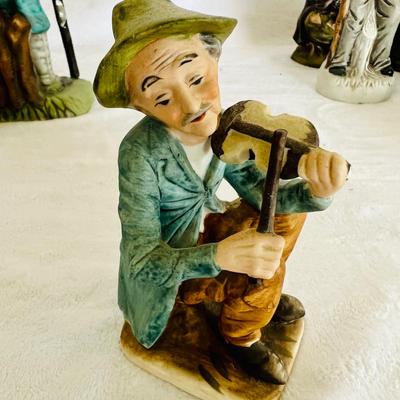 Elderly Women and Men Figurines (LR-JM)