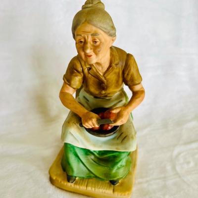 Elderly Women and Men Figurines (LR-JM)