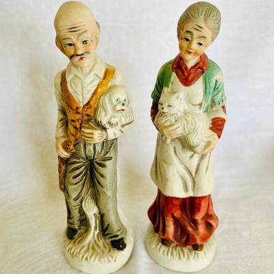 Elderly Women and Men Figurines (LR-JM)