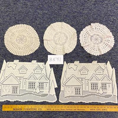 Lace placemats and Dollies