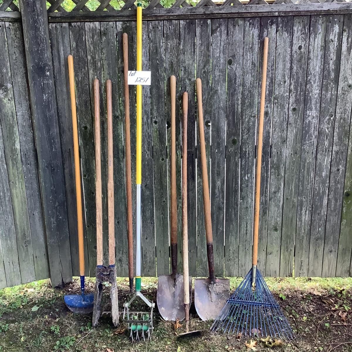 G1251 Gardening Tool Lot