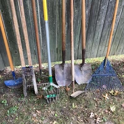 G1251 Gardening Tool Lot
