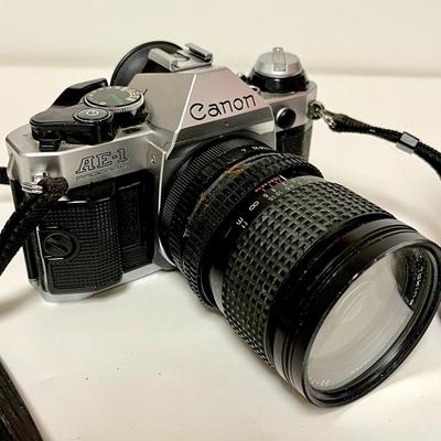 LOT 122   VINTAGE CANON AE-1 35MM CAMERA TOKINA LENS & VIVATAR LENS