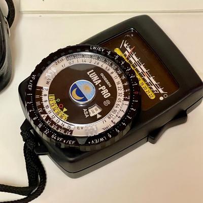 LOT 124   VINTAGE GOSSEN LUNA=PRO LIGHT METER W/CASE & MANUEL