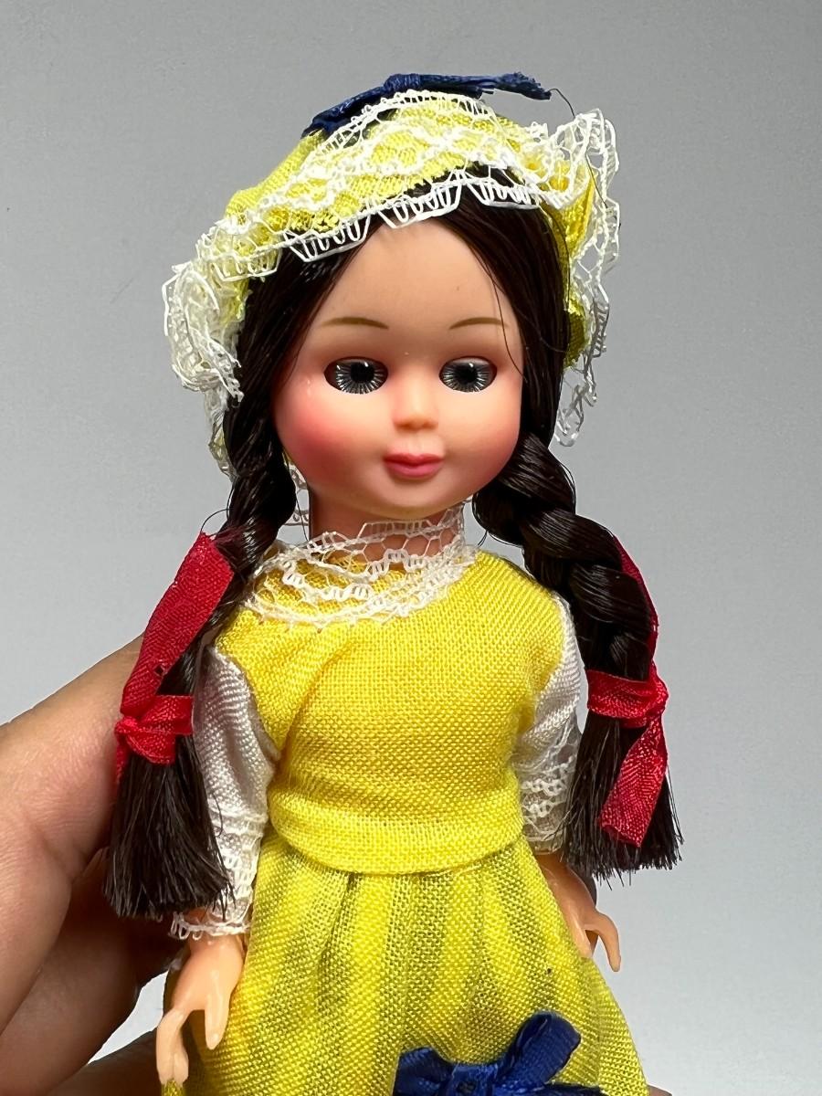 nationality dolls with sleeping eyes