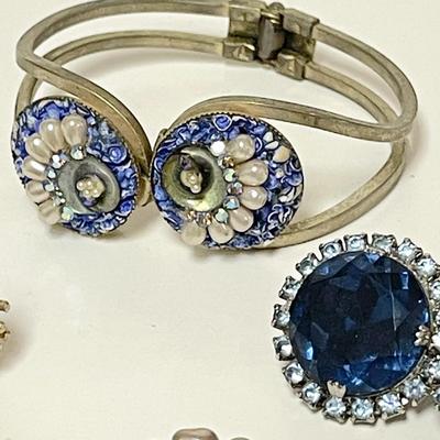 LOT 133   VINTAGE CLAMPER BRACELET & CLIP ON EAR RINGS