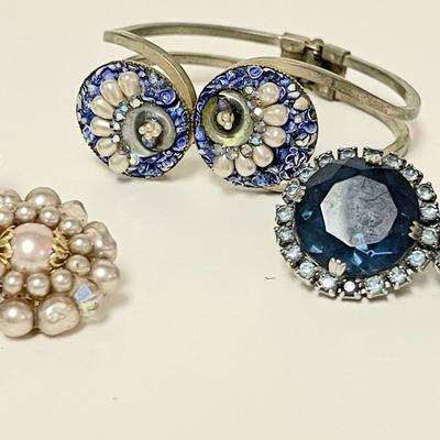 LOT 133   VINTAGE CLAMPER BRACELET & CLIP ON EAR RINGS