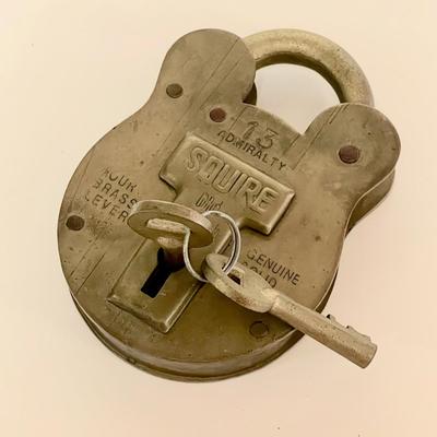 LOT 139    SQUIRE ADMIRALTY 13 OLD ENGLISH BRASS LOCK W/2 KEYS 4 LEVERS
