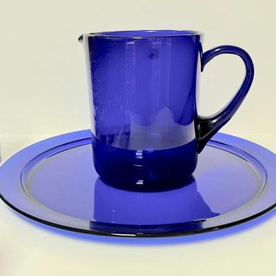LOT 162   COBALT BLUE GLASS PITCHER & TRAY BLUE SWIRL DRINK GLASSES
