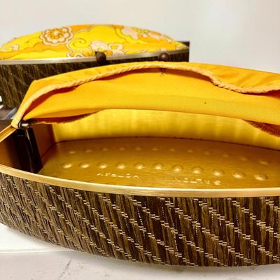 LOT 167  VINTAGE KITCHEN SALTON WARMING TRAY + 2 BREAD BASKETS