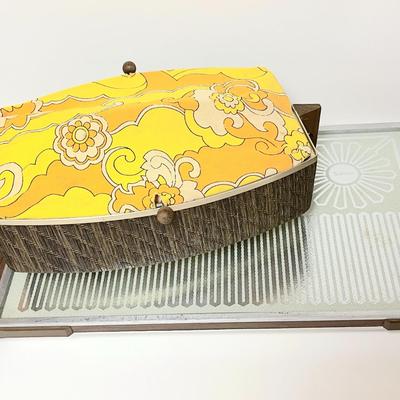 LOT 167  VINTAGE KITCHEN SALTON WARMING TRAY + 2 BREAD BASKETS