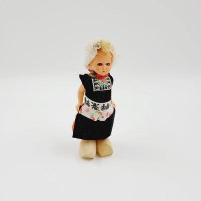 VINTAGE DUTCH GIRL DOLL SLEEP EYES