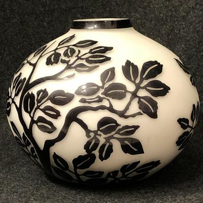 Cameo Studio Art Glass Vintage Carved Black & White Peking 6â€ Squat Vase