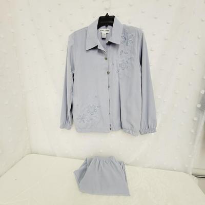 ALFRED DUNNER WOMENS LIGHT BLUE/GRAY PANT SUIT 2PC SIZE TOP(10) SIZE BOTTOM (12)