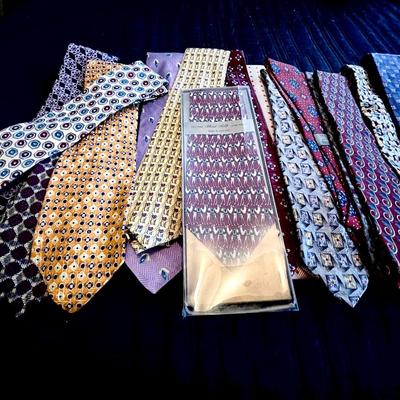 LOT 177  GROUP OF MEN'S SILK TIES BETTER DEPARTMENT STORE BRANDS