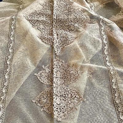 LOT 187  "CLOTH OF GOLD" SHEER METALLIC GOLD MESH & LACE ELEGANT FORMAL TABLE CLOTH ITALY