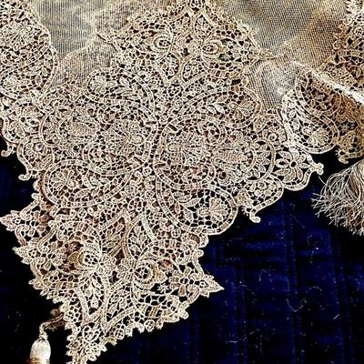 LOT 187  "CLOTH OF GOLD" SHEER METALLIC GOLD MESH & LACE ELEGANT FORMAL TABLE CLOTH ITALY