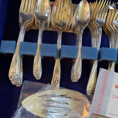 L18-Silverplated Silverware set