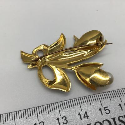 Stunning Vintage  Damascene Gold Tone Ornate Faux Pearl Flower Brooch Pin