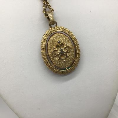 LOVELY VINTAGE  TWO SIDED (REVERSIBLE)  GOLDTONE CAMEO PENDANT NECKLACE