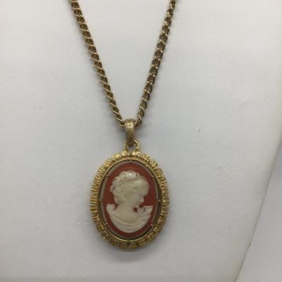 LOVELY VINTAGE  TWO SIDED (REVERSIBLE)  GOLDTONE CAMEO PENDANT NECKLACE