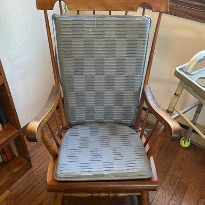 L32-Rocking chair and Walker with tray