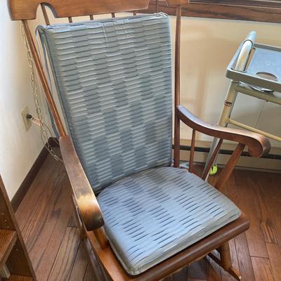 L32-Rocking chair and Walker with tray
