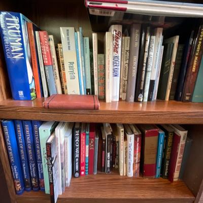 L35-Small bookshelf with books