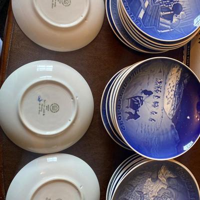 LR3 27 decorative plates made in Denmark, with 2 plate display holders.